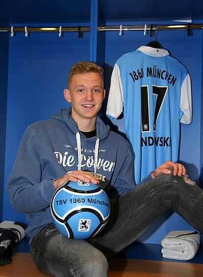 Hier wird Jannik Bandowski am Trainingsgelände des TSV 1860 vorgestellt.