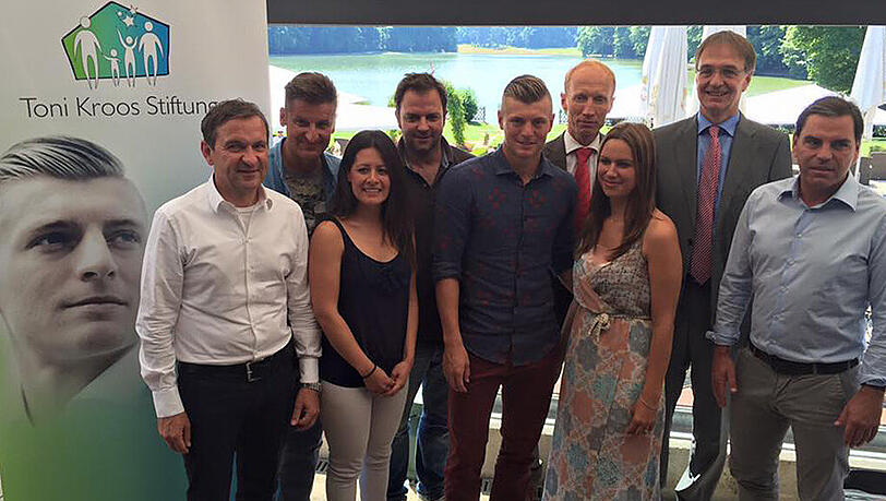 Toni Kroos hat seine Stiftung gegründet und bei dieser Gelegenheit eine Meisterschaft-Prognose gewagt. Toni Kroos hat seine Stiftung gegründet und bei dieser Gelegenheit eine Meisterschaft-Prognose gewagt.
