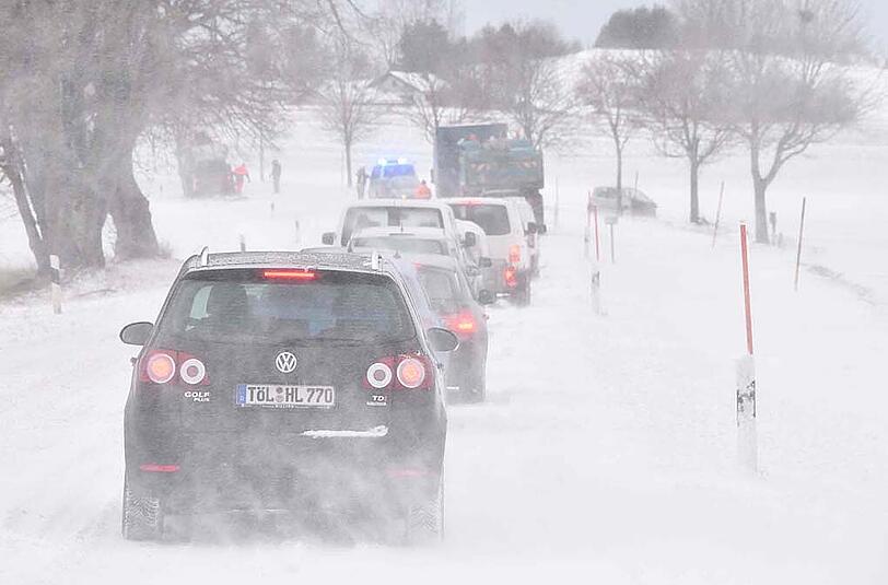 Bilder vom Verkehrsunfall auf der B13 bei Holzkirchen.
