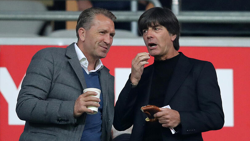 Bundestrainer Joachim Löw (rechts) und Torwarttrainer Andreas Köpke beim Pokal-Hit in der Allianz Arena.
