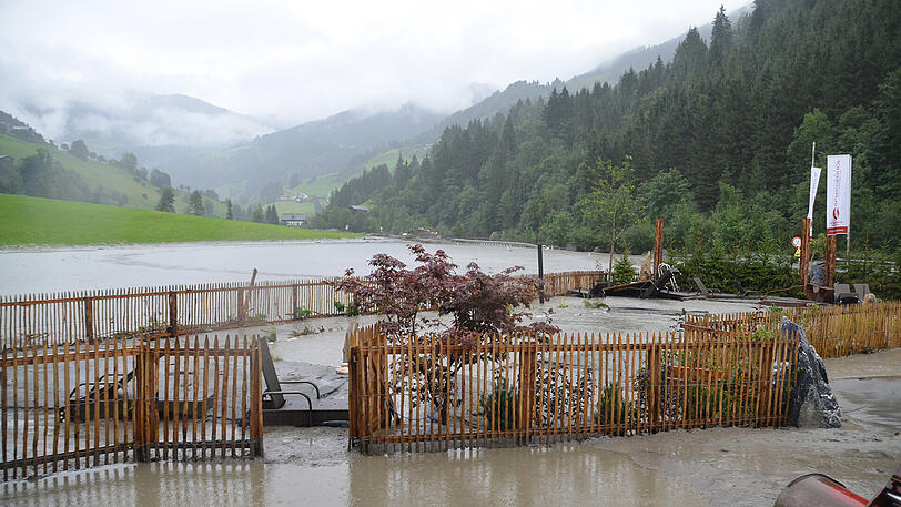 Große Schäden: Sintflutartige Regenfälle hatten das bei Urlaubern beliebte Großarltal von der Umwelt abgeschnitten.