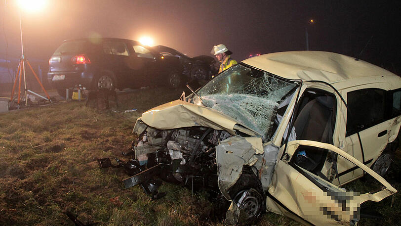 Die Bilder vom Unfall auf der Staatsstr. 2089 zwischen der Autobahnausfahrt Bad Aibling und dem Pullacher Kreisel.