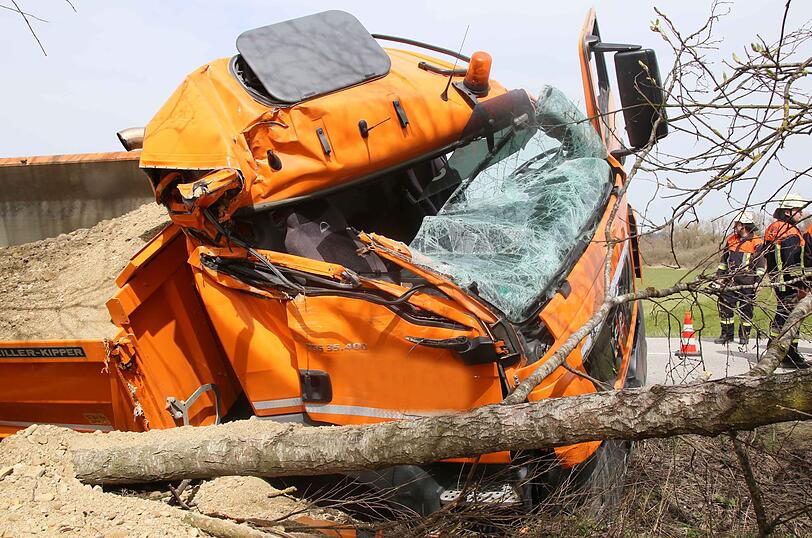 Der Lkw landete im Straßengraben. Der Unfallverursacher machte sich aus dem Staub.