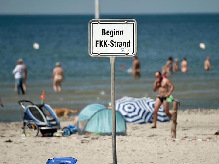 Ein Schild weist auf den Bereich des FKK-Strandes hin. Foto: Carsten Rehder/Archiv