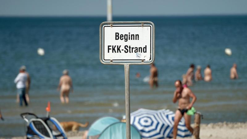 Ein Schild weist auf den Bereich des FKK-Strandes hin. Foto: Carsten Rehder/Archiv Ein Schild weist auf den Bereich des FKK-Strandes hin. Foto: Carsten Rehder/Archiv