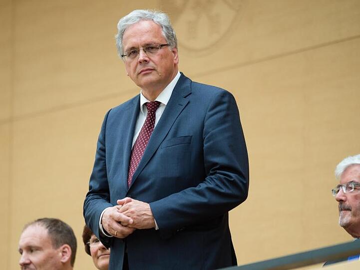 Der Präsident des Bayerischen Obersten Rechnungshofs Christoph Hillenbrand schaut in die Runde.