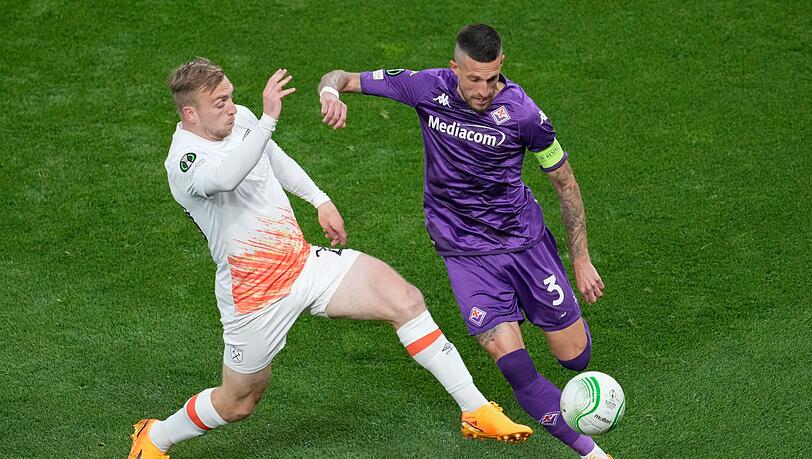 West-Ham-Profi Jarrod Bowen (l) im Zweikampf mit Cristiano Biraghi vom AC Florenz.