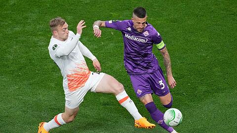 West-Ham-Profi Jarrod Bowen (l) im Zweikampf mit Cristiano Biraghi vom AC Florenz.