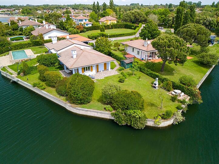 Einige der Bungalows liegen direkt am Wasser.