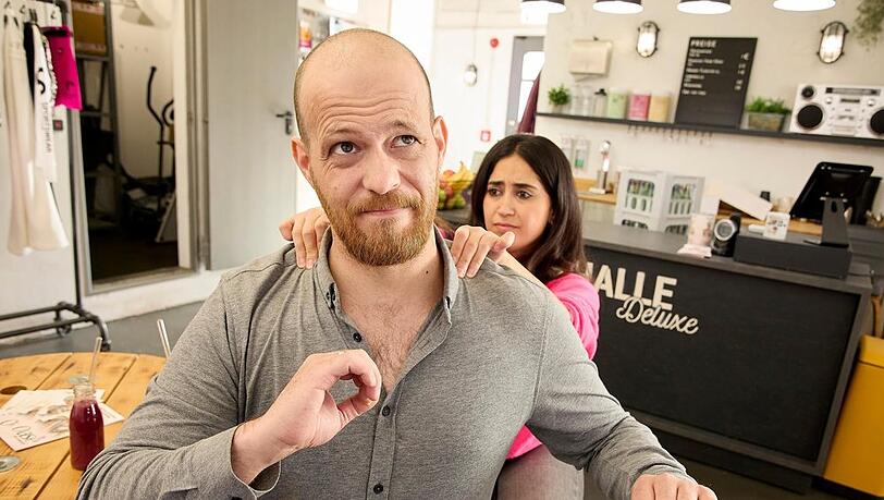 "Unter uns": Esma (h.) glaubt erschrocken, Tobias' Zustand durch ihren Hilfsversuch verschlimmert zu haben. "Unter uns": Esma (h.) glaubt erschrocken, Tobias' Zustand durch ihren Hilfsversuch verschlimmert zu haben.