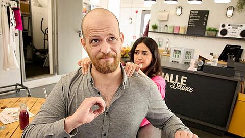 "Unter uns": Esma (h.) glaubt erschrocken, Tobias' Zustand durch ihren Hilfsversuch verschlimmert zu haben.