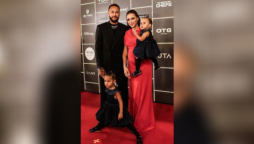 Neymar konnte bei der Auktion auf familiäre Unterstützung vertrauen. Neymar konnte bei der Auktion auf familiäre Unterstützung vertrauen.