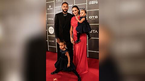 Neymar konnte bei der Auktion auf famili&auml;re Unterst&uuml;tzung vertrauen.