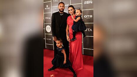 Neymar konnte bei der Auktion auf famili&auml;re Unterst&uuml;tzung vertrauen.