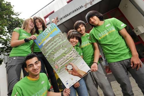 Das Team vom &bdquo;Bumblebee-Eventmanagement&ldquo;: Die sechs Teenager aus der Hauptschule Hummelsteiner Weg haben den &bdquo;Praxistag Berufsorientierung&ldquo; mitorganisiert &ndash; und interessante Berufe für Jugendliche mit und ohne Quali gefunden.