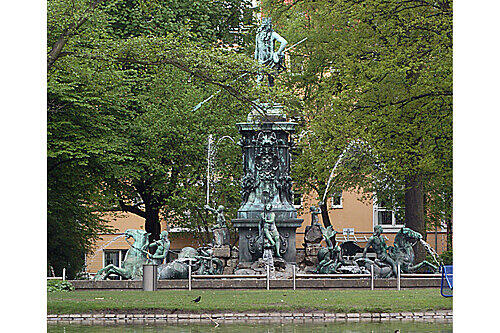Seit 1962 steht der Brunnen im Stadtpark. Ein geplanter Umzug auf den Jakobsplatz in den 1980er Jahren scheiterte an den Kosten.