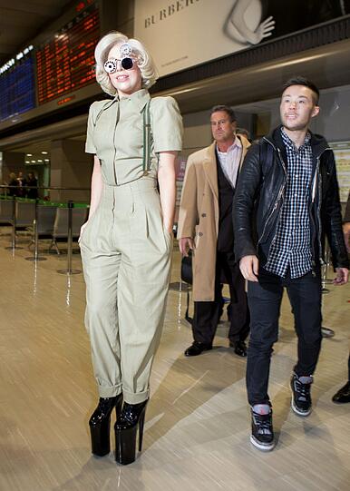 Lady Gaga bei ihrer Ankunft in Tokio
