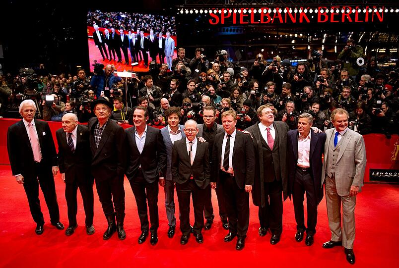 Der Schriftstelle Robert Edsel (l-r), der letzte noch lebende "Monuments Man", Harry Ettlinger, die Schauspieler Bill Murray, Jean Dujardin, Dimitri Leonidas, Bob Balaban, Matt Damon, Justus von Dohnanyi, John Goodman, George Clooney und Hugh Bonneville bei Premiere von "The Monuments Men" während der 64. Internationalen Filmfestspiele.