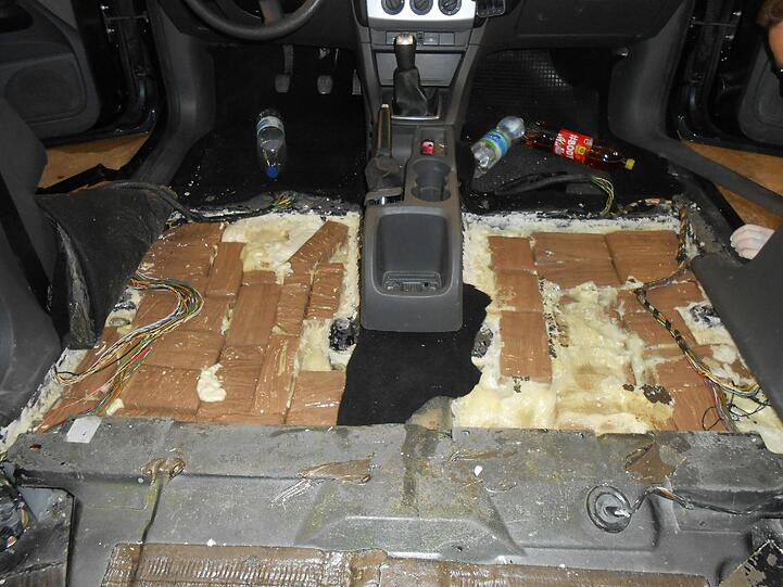 Rauschgift: Mit viel Mühe und Aufwand versuchte ein 25-jähriger Moldauer 46,2 Kilo Haschisch unter dem Teppich seines Autos zu verstecken. Die Schleierfahnder fanden trotzdem das Versteck.