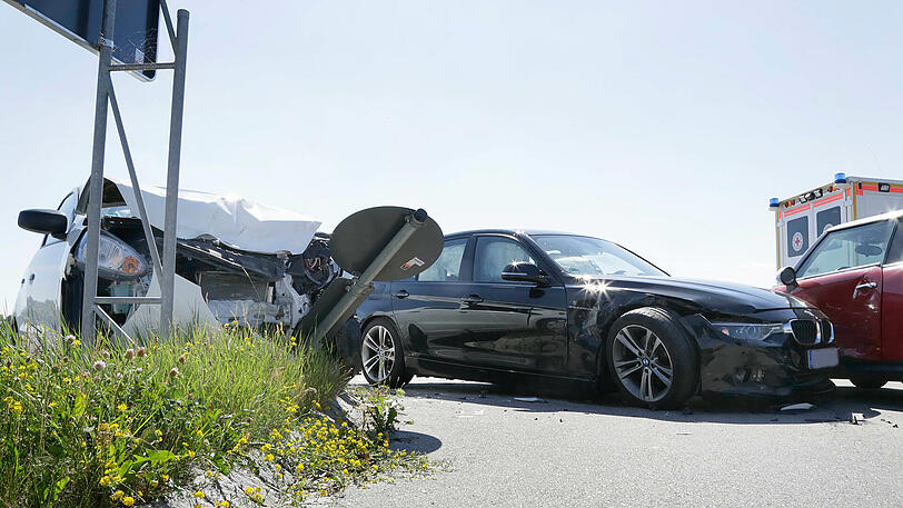 Zwei Personen wurden leicht verletzt, drei Fahrzeuge beschädigt: Die Bilder vom Unfallort.