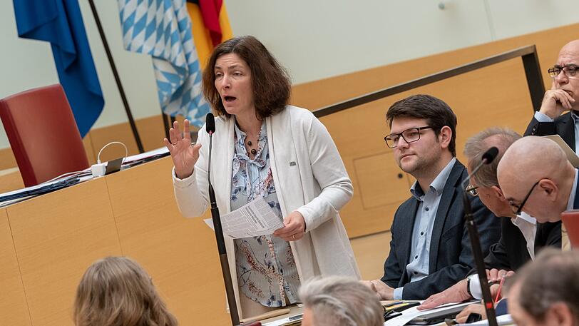 Kerstin Celina (Bündnis 90/Die Grünen) stellt im bayerischen Landtag, während der Sitzung mit Aktueller Stunde, von ihrem Platz aus eine Zwischenfrage.