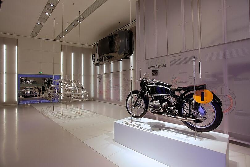 Natürlich gehören dazu nicht nur Autos, sondern auch Motorräder.
