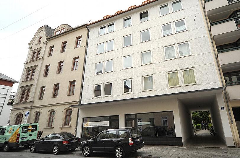 Das Mehrfamilienhaus an der Schleißheimer Straße 61: Die neuen Besitzer verklagten die frühere Hausverwaltung auf über 350.000 Euro Schadensersatz, weil sie in den Jahren zu wenig Miete verlangt haben. Die Klage wurde zurückgenommen.