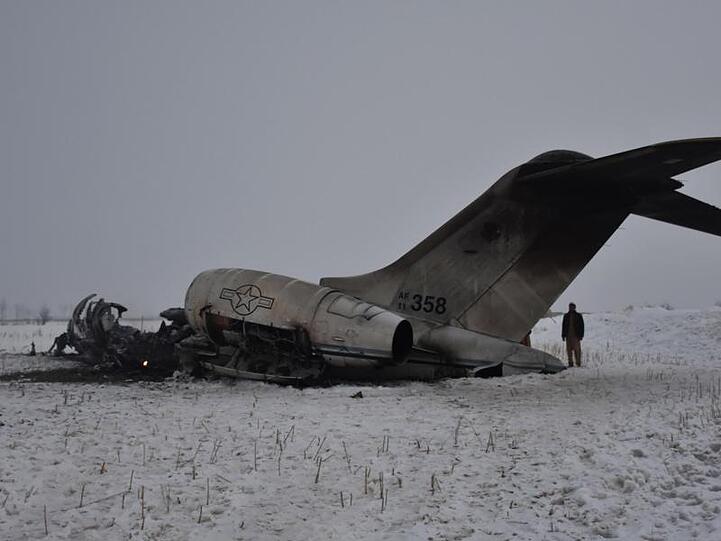 Das Wrack des abgestürzten US-Flugzeugs im aghanischen Bezirk Deh Jak.