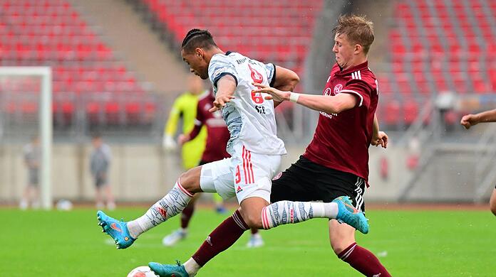 Torschütze zum 1:0, Armindo Sieb (l.) hier gegen Nürnbergs Christopher Wähling.