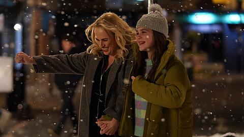Erster Blick in die Dreharbeiten von "Tinsel Town": Teddy Williams läuft Hand in Hand mit Rebel Wilson durch Kunstschnee-Gestöber.