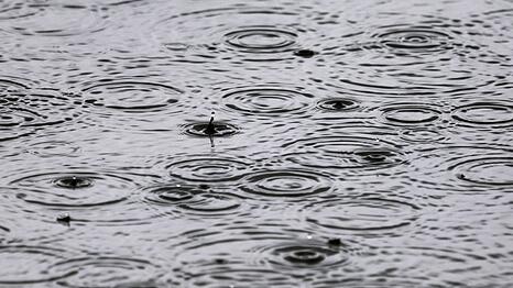 Statt Sonne satt gibt es in Bayern in den kommenden Tagen Regen und teils auch Gewitter.