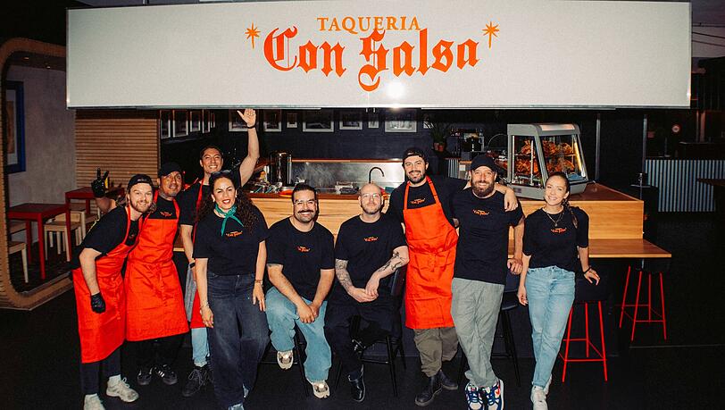 Fernando Gonzalez (M.l.) und Nik Petschko (2.v.r.) zusammen mit ihrem Team in der Taqueria con Salsa im Fat Cat.