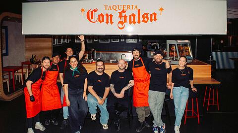 Fernando Gonzalez (M.l.) und Nik Petschko (M.r.) zusammen mit ihrem Team in der Taqueria con Salsa im Fat Cat.
