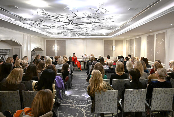 Die G&auml;ste h&ouml;ren Tijen Onaran gespannt zu.