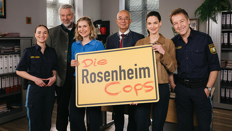 "Die Rosenheim-Cops" (v.l.): Pia Arnbruck (Katharina Plank), Anton Stadler (Dieter Fischer), Christin Lange (Sarah Thonig), Gert Achtziger (Alexander Duda), Julia Beck (Michaela Weingartner), Michi Mohr (Max Müller). Im fiktiven Rosenheim ist die Mordrate wesentlich höher als in der Realität. "Die Rosenheim-Cops" (v.l.): Pia Arnbruck (Katharina Plank), Anton Stadler (Dieter Fischer), Christin Lange (Sarah Thonig), Gert Achtziger (Alexander Duda), Julia Beck (Michaela Weingartner), Michi Mohr (Max Müller). Im fiktiven Rosenheim ist die Mordrate wesentlich höher als in der Realität.