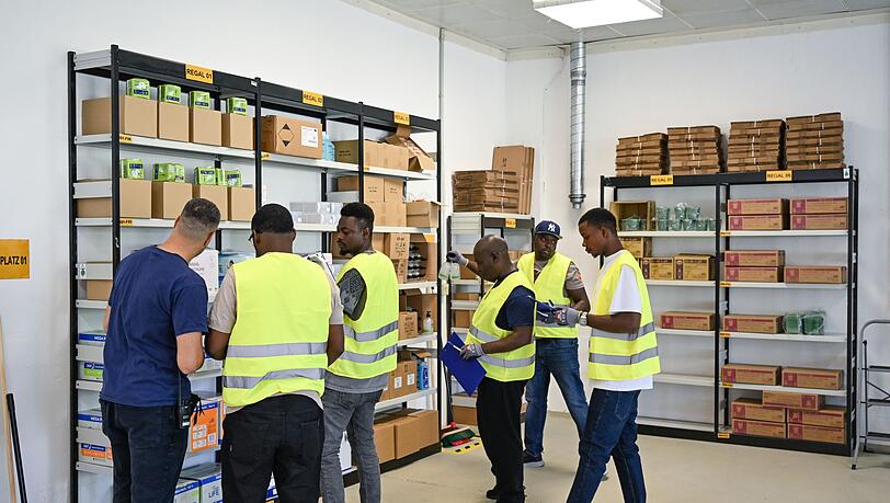Viel ist in den vergangenen zehn Jahren über den sogenannten Spurwechsel vom Asylverfahren in die Erwerbsmigration gestritten worden. In Branchen wie Gastronomie, Pflege, Transport und Logistik herrscht Arbeitskräftemangel. (Symbolbild) Viel ist in den vergangenen zehn Jahren über den sogenannten Spurwechsel vom Asylverfahren in die Erwerbsmigration gestritten worden. In Branchen wie Gastronomie, Pflege, Transport und Logistik herrscht Arbeitskräftemangel. (Symbolbild)