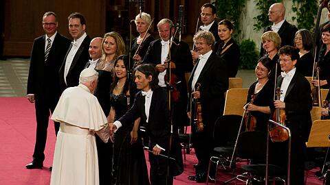 Benedikt XVI. bedankt sich bei Kent Nagano, den Solisten und Chorleiter Martin Steidler (ganz links).