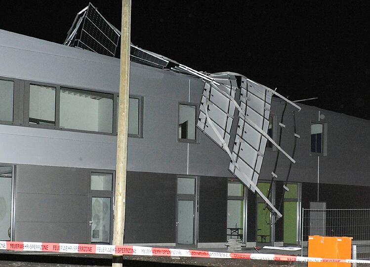 In der Stolzhofstraße fegte der heftige Wind eine ganze Solaranlage vom Dach.