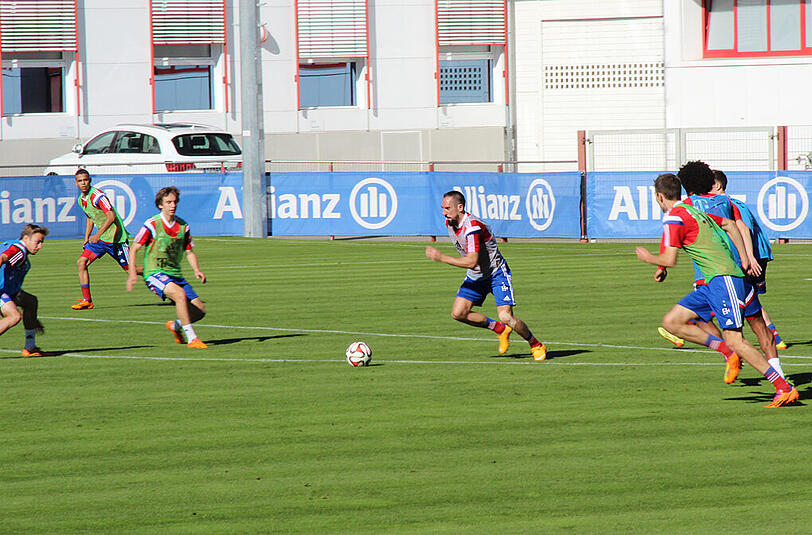 Powern für die nächsten Aufgaben: Pep Guardiola fordert seine Jungs im Training.