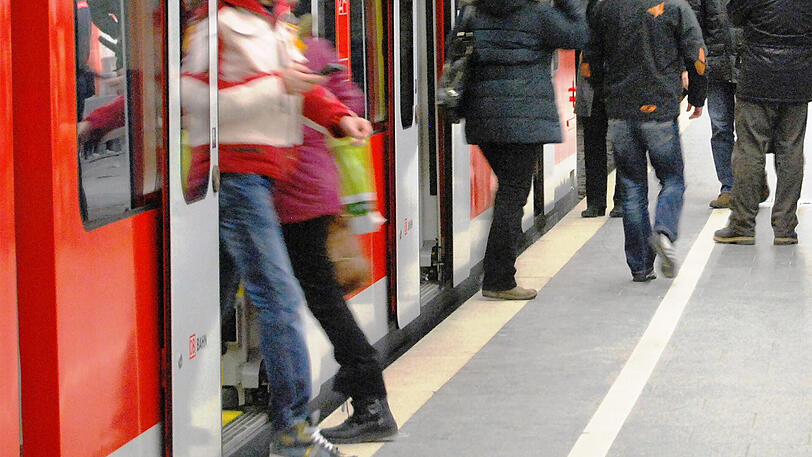 In einer S4 Richtung Ebersberg hat sich ein S-Bahn-Führer vor Fahrgästen entblößt. (Symbolbild)