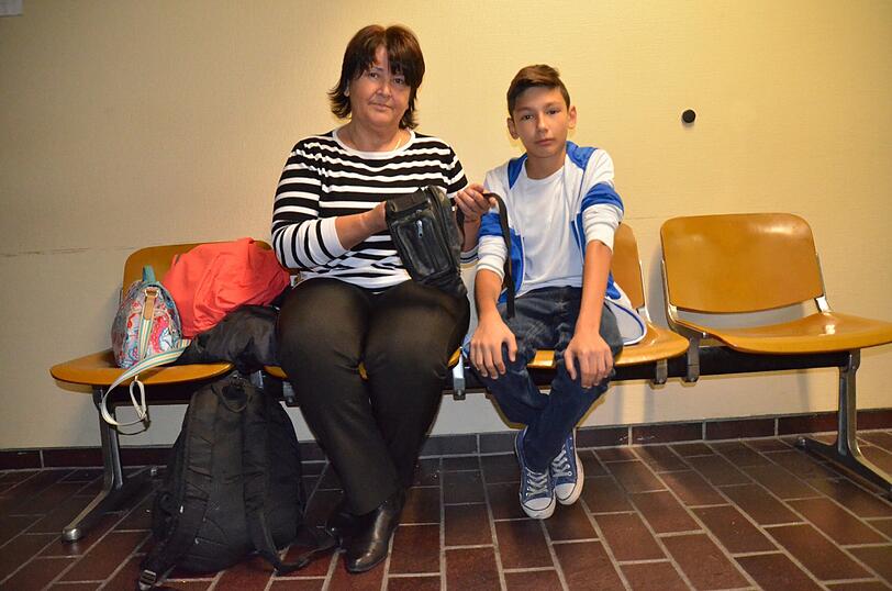 Großmutter Jadranka M. (57) mit Enkel Jeremy (13) im Gerichtsflur. In der Hand hält sie die Tasche, mit der sie zugeschlagen hat.