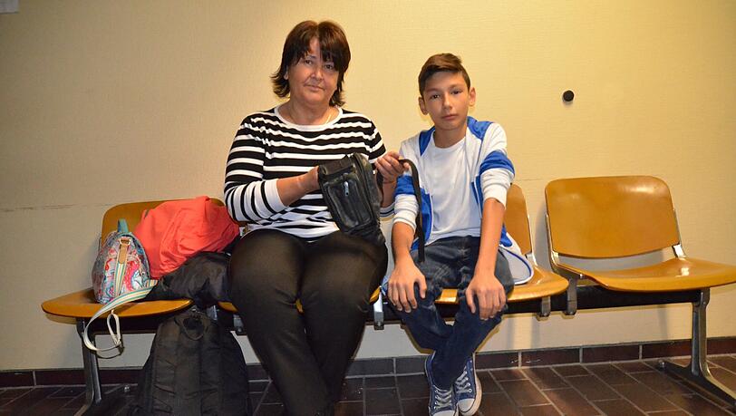 Großmutter Jadranka M. (57) mit Enkel Jeremy (13) im Gerichtsflur. In der Hand hält sie die Tasche, mit der sie zugeschlagen hat. Großmutter Jadranka M. (57) mit Enkel Jeremy (13) im Gerichtsflur. In der Hand hält sie die Tasche, mit der sie zugeschlagen hat.