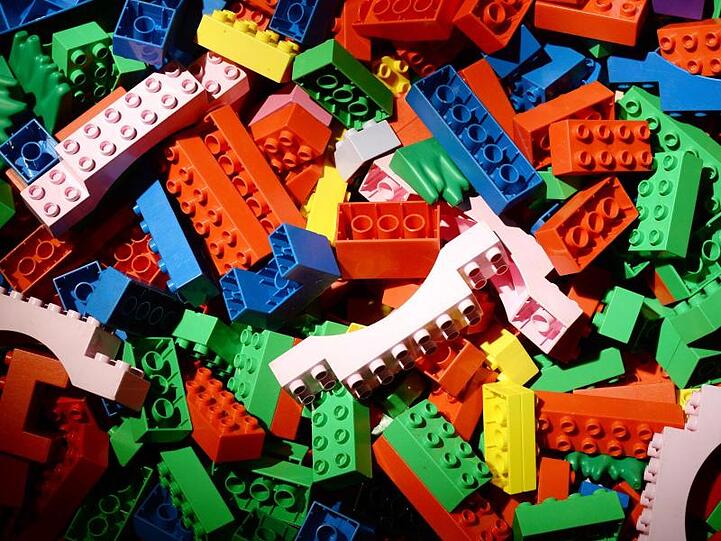 Legosteine liegen auf dem Boden. Foto: Jens Kalaene/zb/dpa/Archivbild