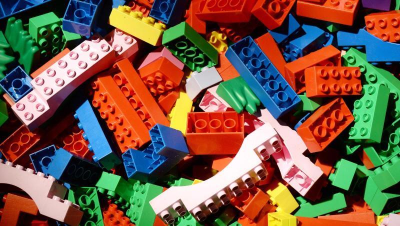 Legosteine liegen auf dem Boden. Foto: Jens Kalaene/zb/dpa/Archivbild Legosteine liegen auf dem Boden. Foto: Jens Kalaene/zb/dpa/Archivbild