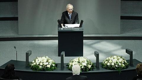 "Auch bei uns zeigen sich Antisemitismus und Fremdenfeindlichkeit wieder offen, hemmungslos, auch gewaltbereit", warnt Bundestagspräsident Wolfgang Schäuble.