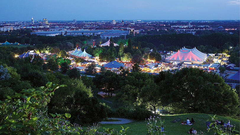 Blick auf das Tollwood Festival vom Olympiaberg aus.
