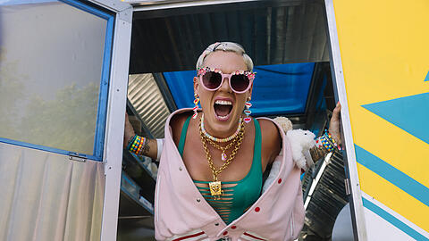 P!nk versprüht auf "Trustfall" gute Laune und Dance-Pop.