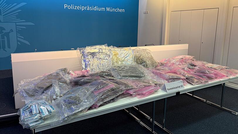 Rund 65 Kilogramm: Sechs Stunden brauchten die Polizisten, bis sie sämtliche Drogenverstecke in der Vierzimmer-Wohnung aufgespürt hatten.