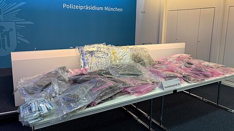 Rund 65 Kilogramm: Sechs Stunden brauchten die Polizisten, bis sie sämtliche Drogenverstecke in der Vierzimmer-Wohnung aufgespürt hatten.