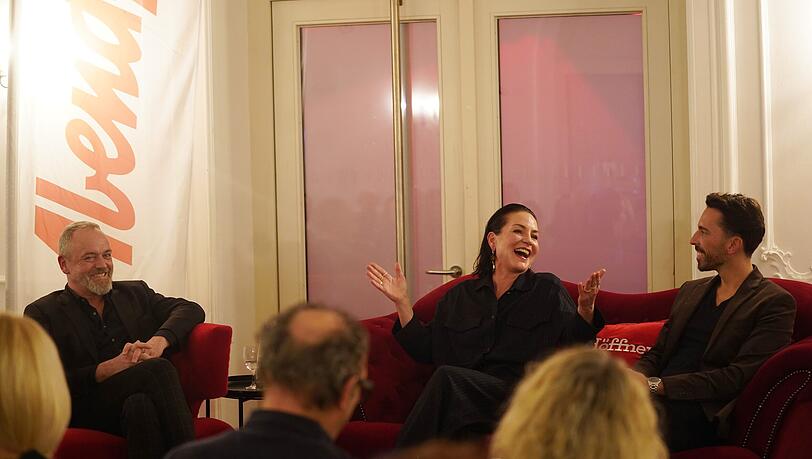 Schauspielerin Marisa Burger stellt sich auf dem "Roten Sofa" den Fragen von AZ-Chefredakteur Michael Schilling (l.) und Promi-Cchef Steffen Trunk. Schauspielerin Marisa Burger stellt sich auf dem "Roten Sofa" den Fragen von AZ-Chefredakteur Michael Schilling (l.) und Promi-Cchef Steffen Trunk.